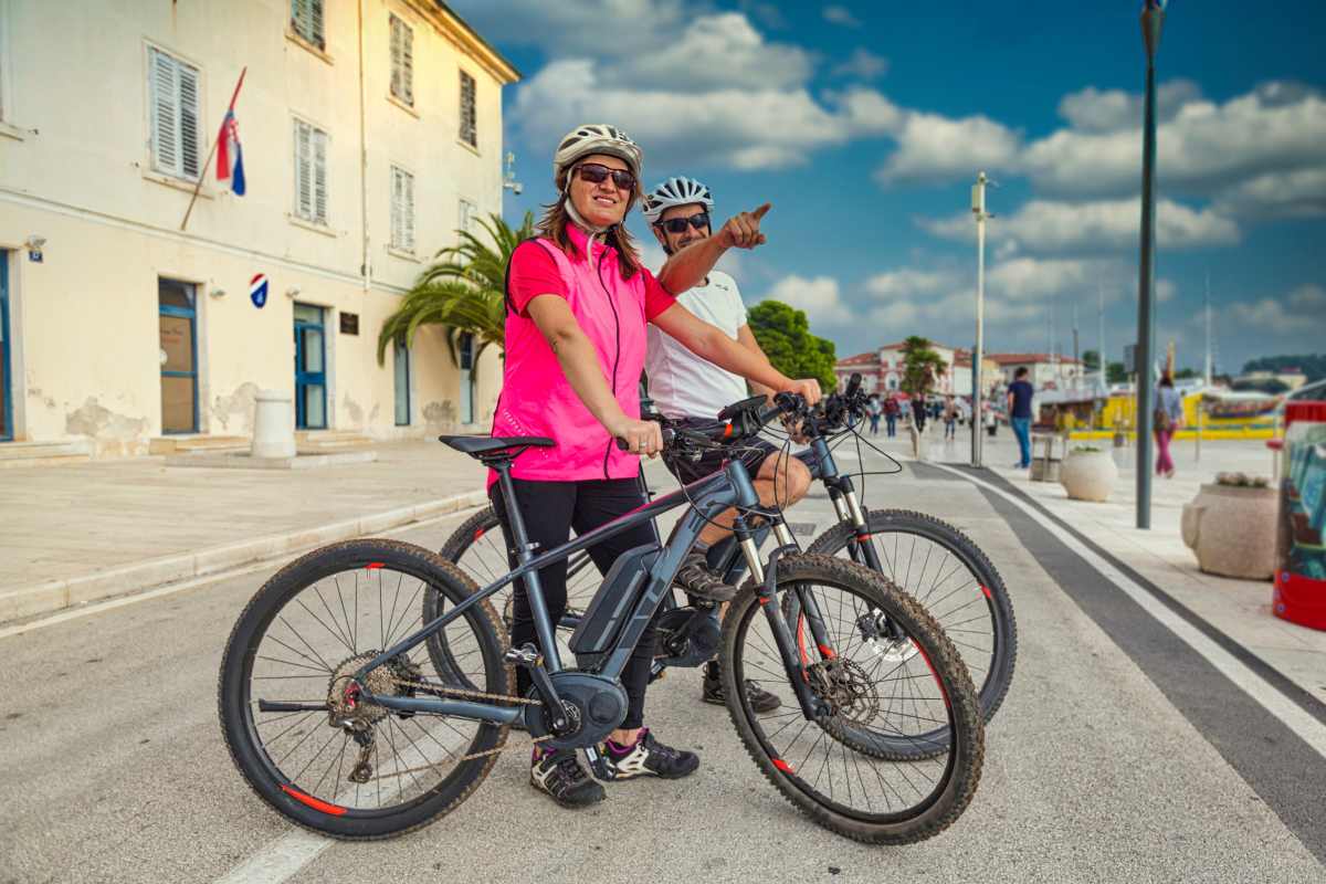 Couple balade vélo électrique